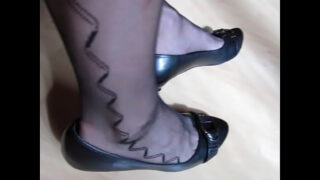 kitten heeled pumps and nylons – shoeplay and dangling by Isabelle-Sandrine