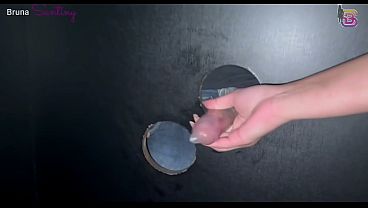 Mais um dia eu sendo puta de corno no gloryHole