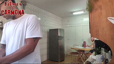 comendo a mulher do corno enquanto ele lava a louça