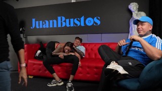 Sara Blonde se atraganta con una verga GORDA enfrente de su CORNUDO en Juan Bustos Show