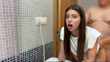 Chica de universidad pagando la Renta este mes a su casero de 48 años