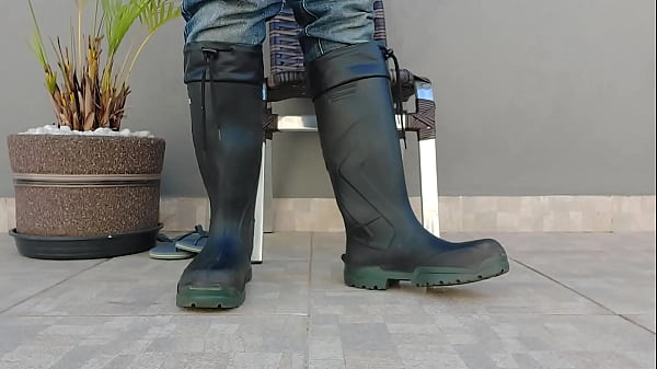 PUTTING ON THE WORK BOOT – ECOBOOTS